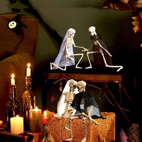 Lot de squelettes d'Halloween modernes en plastique, squelettes de mariée et de marié réalistes avec accessoires en tissu pour une mise en scène effrayante