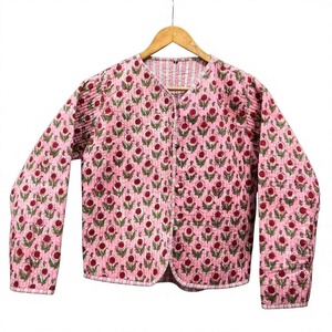 Veste matelassée élégante pour femme en coton imprimé à la main, avec une base rose délicate et des motifs floraux rouges vibrants. - Product Image 1