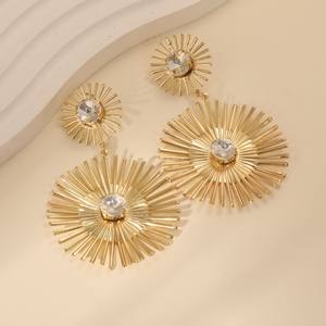 Boucles d'oreilles clous de style euro-américain, design audacieux et personnalisé, haut de gamme, géométriques circulaires et éclatantes - Product Image 2