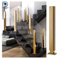 Escalier élégant de style Art Déco en argent : Balustrades métalliques nettes avec détails en forme d'escalier pour un loft chic à double hauteur.