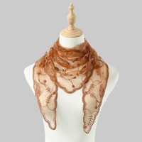 Nouvel arrivage de châles floraux en dentelle pour femmes Écharpe triangulaire légère brodée Voile de prière d'été Châle