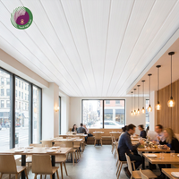 Panneaux de plafond en PVC blanc brillant décoratifs pour restaurant, panneaux de plafond acoustiques légers en PVC