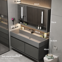 Ensemble de meuble-lavabo mural personnalisé avec miroir, vasque en céramique et armoire en contreplaqué PVC pour projets hôteliers et résidentiels modernes