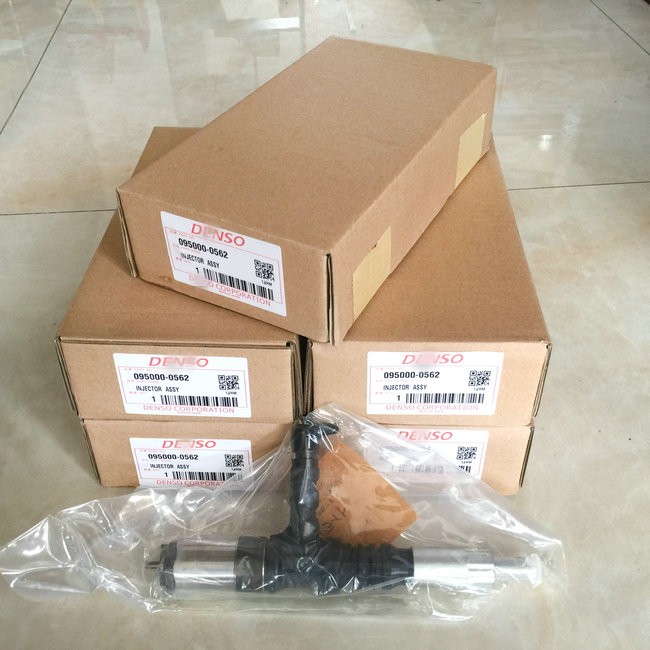 common rail injector 095000-0562 for Komatsu PC200-7, PC300-7 PC450-8 WA500-6 diesel fuel injector 095000-0562 6218-11-3100
