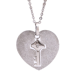 Colgante de acero inoxidable en forma de corazón con dije de llave para uso diario - Product Image 1