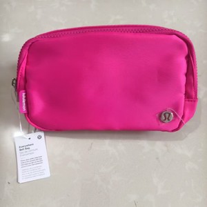 Sac banane de sport imperméable en nylon de couleur unie avec doublure en polyester et fermeture éclair pour le rangement de téléphone portable - Product Image 4