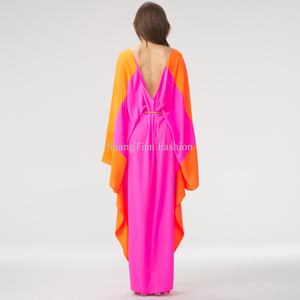 Robe longue kaftan personnalisée pour femme, en tissu uni imprimé numériquement, avec décolleté plongeant et fente centrale à l'avant - Product Image 2