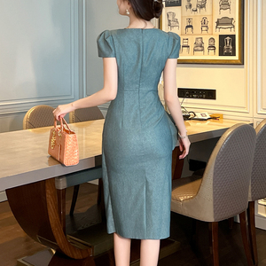 Fabricants de vêtements sur mesure en gros – Nouvelle robe d'été unie élégante pour <span class=keywords><strong>femme</strong></span>, coupe droite, manches courtes, longueur midi, idéale pour les soirées et dîners - Product Image 4