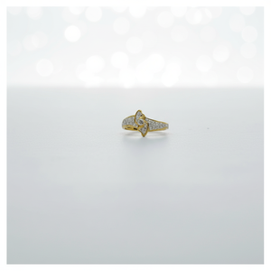 Bague élégante en or avec diamants et motif floral, légère, pour femme, idéale pour le quotidien et les occasions spéciales - Product Image 3