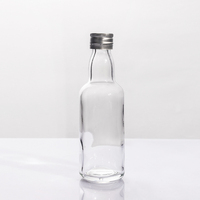 Vente en gros de flacons en verre transparent miniatures de 50 ml avec poignée pour l'alcool, les boissons et la promotion