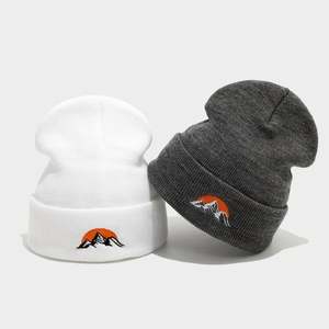 Bonnet tricoté chaud personnalisé avec logo pour homme et femme, idéal pour les sports de plein air et les loisirs, broderie hiver, petite commande - Product Image 2
