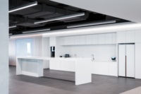 Bureau de personnel moderne à plan ouvert avec panneau de séparation, poste de travail modulaire pour espace des employés