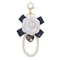 Gantungan Kunci Kulit PU Fashion Motif Camellia dengan Pita dan Mutiara, Tali Pergelangan Tangan Bunga, Gantungan Kunci untuk Wanita, Gantungan Kunci Mobil Mewah