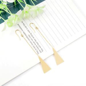 Pendientes Elegantes y Populares de Acero Inoxidable con Triángulo Geométrico Chapado en Oro para Mujer, con un Toque Encantador - Product Image 2