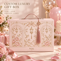 Boîte cadeau rigide en carton texturé avec poignée imprimée de motifs floraux décoratifs OEM pour présentation de marque