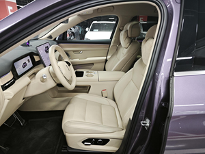 AITO M5 Extended-Range Ultra SUV 4x4 Usato 2025 viola su sfondo albicocca - Product Image 4