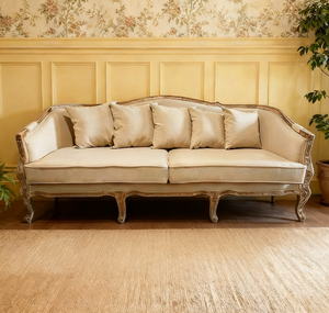 Canapé trois places de style vintage français Cadre sculpté en bois massif avec revêtement en lin beige - Product Image 1