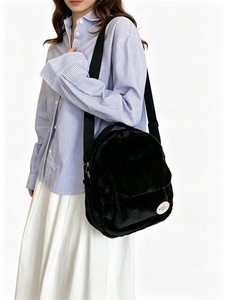 <span class=keywords><strong>Sac</strong></span> à <span class=keywords><strong>dos</strong></span> mini en peluche pour <span class=keywords><strong>femme</strong></span> Zeyu 2026 Hiver, <span class=keywords><strong>sac</strong></span> à <span class=keywords><strong>dos</strong></span> décontracté à poignée supérieure moelleuse, <span class=keywords><strong>sac</strong></span> à <span class=keywords><strong>dos</strong></span> en fausse fourrure ODM / OEM - Product Image 6