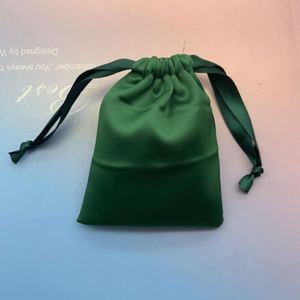 Pochette cadeau en satin gaufré personnalisée, réutilisable, écologique, recyclable, de luxe, avec logo, pour le rangement de vêtements, chaussures, bijoux, perruques - Product Image 5