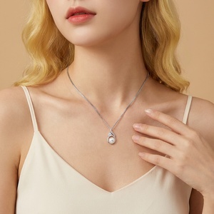 <span class=keywords><strong>Collana</strong></span> di Perle SC per Donna in Argento S925, Design Geometrico a Farfalla con Perle Bianche Swarovski, Personalizzabile, Vendita all'Ingrosso - Product Image 2