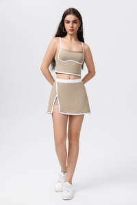 Survêtement rayé avec bretelles et blocs de couleurs, doté d'une mini-jupe confortable et ajustée. - Product Image 2