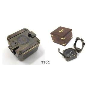 Brújula de latón antiguo en brújula cuadrada Brújula de latón antiguo brújula decorativa de barco de latón hecha a mano - Product Image 5