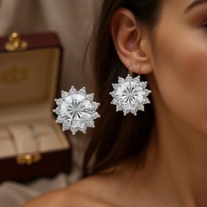 Orecchini a lobo E1115 in oro bianco con diamanti, taglio brillante rotondo, design floreale, montatura a griffe, gioielli classici da donna per matrimonio - Product Image 2