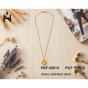 Collana in acciaio inossidabile con ciondolo a forma di lettera C da 1,9 cm, gioiello alla moda per donna, con decorazione su un solo lato. - Product Image 2