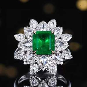 Anillo de Oro de 18K con Esmeralda Natural de 2.56ct, Corte Esmeralda Cuadrado, Piedra Central Rodeada por 193 Diamantes Brillantes con Halo Floral - Product Image 1