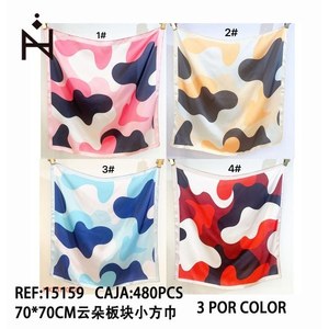 Foulard Quadrato 70x70cm con Motivo a Nuvole, Piccolo Fazzoletto, Accessorio di Moda - Product Image 3