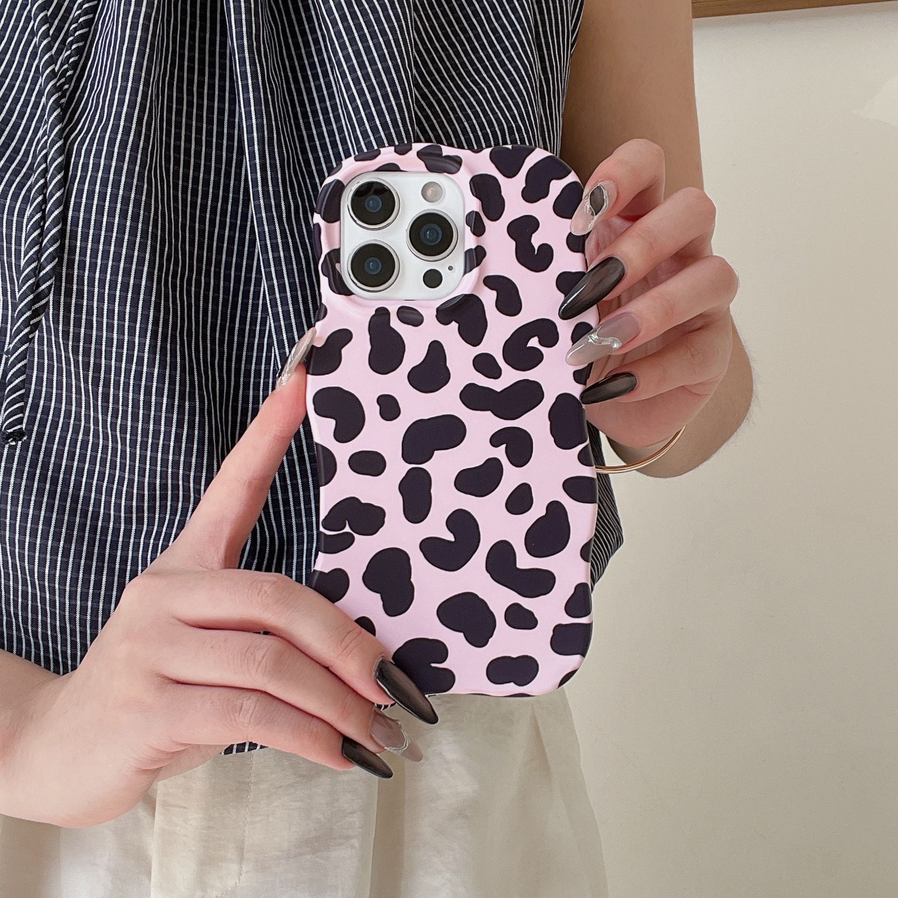 Película Kd Wave, negro mate con estampado de leopardo rosa.