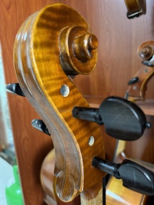 Cello artisanal 4/4 de qualité supérieure en épicéa et érable massifs, prêt à jouer, verni, avec dos et flancs flammés - Product Image 4