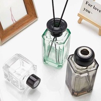 Flacon de parfum carré, design élégant et minimaliste, pièce de décoration horizontale pour la maison, diffuseur en verre pour voiture avec couvercle et étiquette