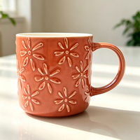 Vente en gros de tasses à café en céramique personnalisées avec logo floral en relief, motif de fleurs 3D, tasse à thé en porcelaine pour cadeau et promotion