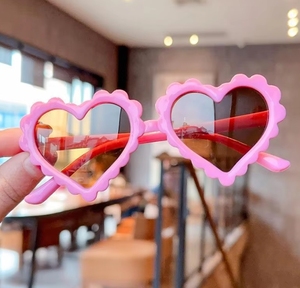 Gafas de Sol Infantiles Unisex con Protección UV400 y Diseño de Corazón Color Durazno - Product Image 6