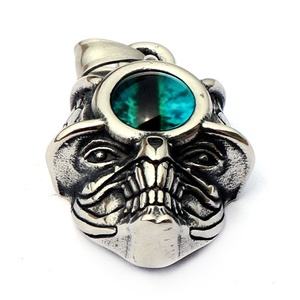 Collar con Colgante de Calavera de Acero Inoxidable con Llama y Ojo Turco de Resina Verde - Product Image 5