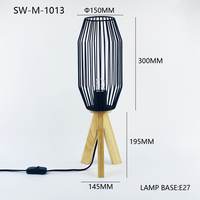 Lampu Meja Minimalis Modern Desain Baru untuk Ruang Tamu, Kamar Tidur, atau Ruang Kerja, dengan Desain Kandang Logam Hitam dan Lampu LED.