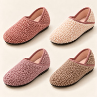 Chaussons d'intérieur neutres en peluche sherpa, ergonomiques, en mousse à mémoire de forme, pour le dropshipping et l'approvisionnement de marques de boutiques