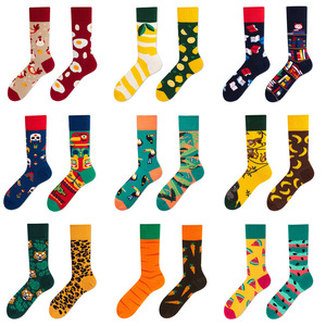 Nouvelles Chaussettes Longues en Coton Jacquard Asymétriques Tendance Décontractées Anti-humidité à Motifs de Dessins Animés pour Couples – Collection Automne Hiver - Product Image 4