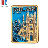 Spilla smaltata personalizzata in metallo placcato oro, stile moderno, a tema Milano Italia, souvenir di viaggio, con colori personalizzabili, produzione da 20 anni