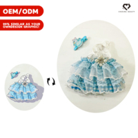 Ensemble quatre pièces : Robe à bretelles florale colorée, Costume de poupée Teddy Bear, Lunettes à monture bleue, Sac à bouteille