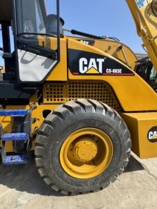 Rodillo Compactador de Carreteras de Tambor Liso Único CAT CS-683E Usado de Alta Calidad, Equipo Pesado Rentable con Entrega Global Rápida - Product Image 3