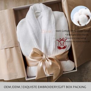 <span class=keywords><strong>Accappatoio</strong></span> di Lusso in Cotone Turco 100% <span class=keywords><strong>con</strong></span> Logo Ricamato, <span class=keywords><strong>Collo</strong></span> <span class=keywords><strong>a</strong></span> <span class=keywords><strong>Scialle</strong></span>, Tessuto Waffle Terry e Bordatura Bianca per Hotel e Spa 5 Stelle - Product Image 4