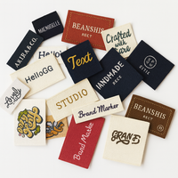 Etiquetas de Cuello con Logotipo y Eslogan Personalizados, Certificadas por ISO9001 y BSCI, Etiqueta Tejida de Poliéster Ecológica para Coser en la Ropa