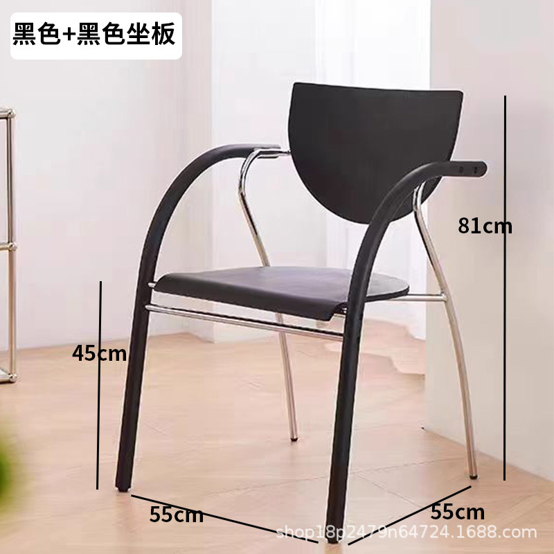 Dossier noir, assise en bois noir