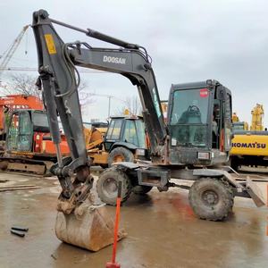 Excavadora de cadenas Doosan DX60W con capacidad de cazo de 0.30 m³ y peso de máquina de 6000 kg, excavadora de clase 6 toneladas - Product Image 1