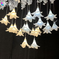 Lustre LEDA personnalisé à 10 têtes en forme de fleurs de citrouille, suspension de plafond en plastique avec fleurs de lys pour décoration de plafond de mariage