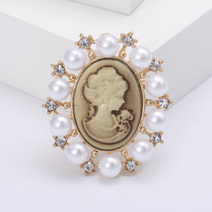 Broche rétro en alliage plaqué or personnalisée pour femme, unisexe, style vintage, idéale pour mariage, fiançailles et fêtes – Nouvelle collection très tendance - Product Image 3
