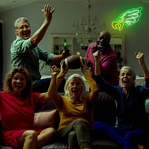 Enseigne néon LED Aigles, idéale pour la décoration murale de chambre, dortoir, ou « man cave », cadeau de Noël ou d'anniversaire pour les fans - Product Image 3