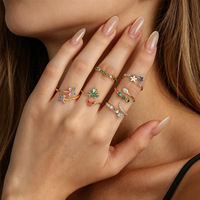 Anillo Abierto Glowluxe con Hoja y Zirconia Verde, Detalle de Triple Piedra, Plata de Ley 925, Tono Dorado, Joyería Inspirada en la Naturaleza